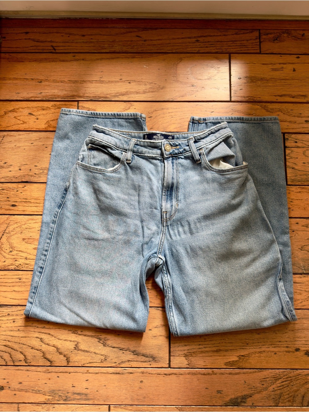 Hollister Women’s Ultra High-Rise Dad Jean Vintage Stretch (2S/W26S)